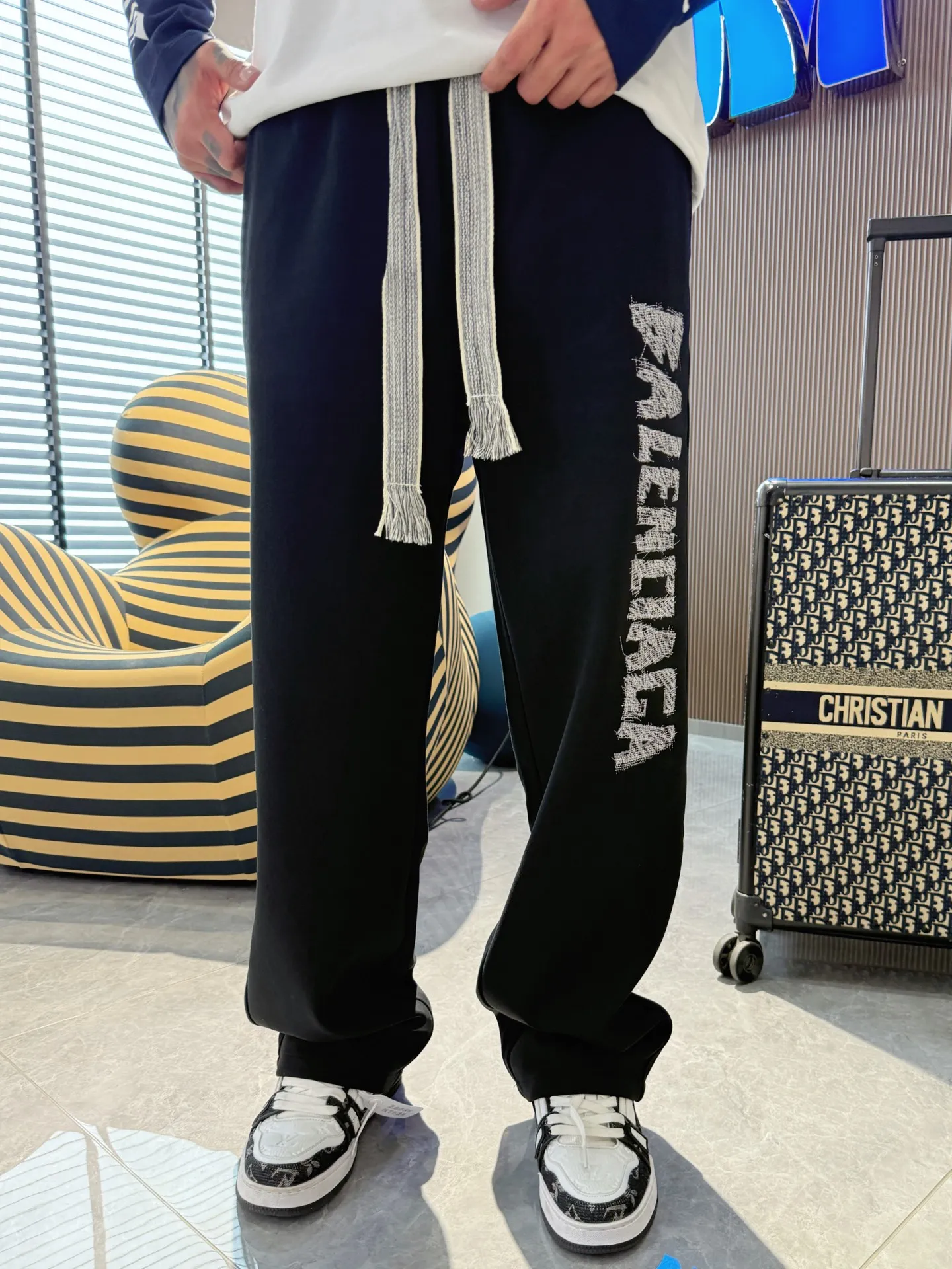 Balenciaga 🆕2026 Autumn and Winter New Arrival Casual Pants! The official website will be released simultaneously. Brand Classic LOGO casual pants, customized fabrics, excellent comfort and strong touch. Highly recognisable, perfect appearance and craftsmanship. Size:M-3XL